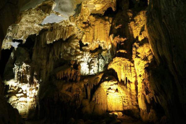 世界遺産フエで「建築上のポエム」と言われる王宮や帝陵を観光！