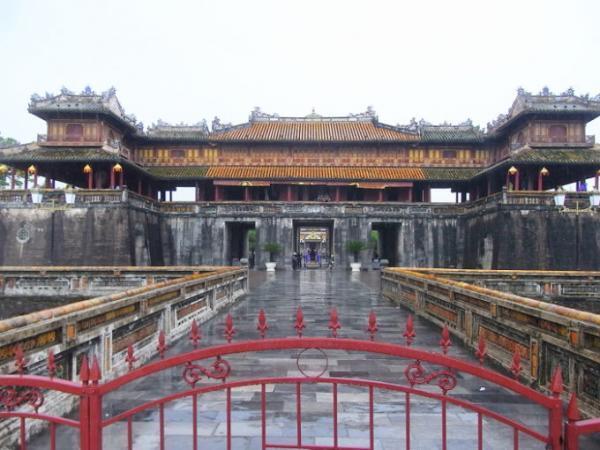 世界遺産フエで「建築上のポエム」と言われる王宮や帝陵を観光！