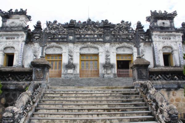 世界遺産フエで「建築上のポエム」と言われる王宮や帝陵を観光！