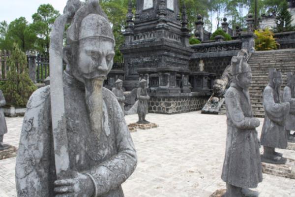 世界遺産フエで「建築上のポエム」と言われる王宮や帝陵を観光！