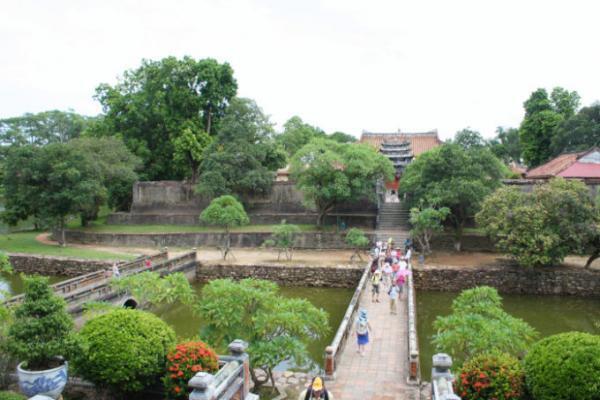 世界遺産フエで「建築上のポエム」と言われる王宮や帝陵を観光！