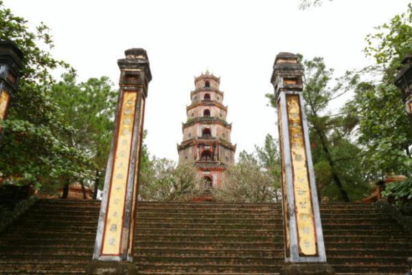 世界遺産フエで「建築上のポエム」と言われる王宮や帝陵を観光！