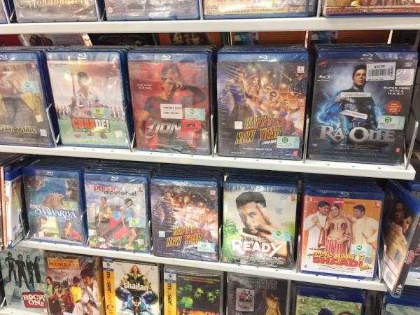 シンガポールで24時間営業のムスタファセンターでお土産探し