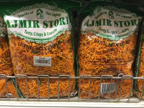 シンガポールで24時間営業のムスタファセンターでお土産探し