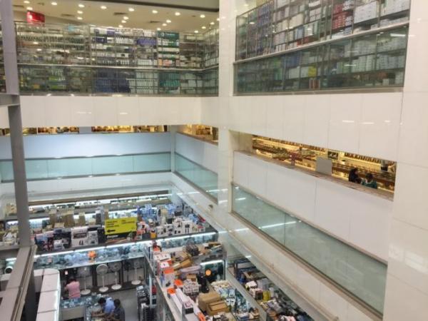 シンガポールで24時間営業のムスタファセンターでお土産探し