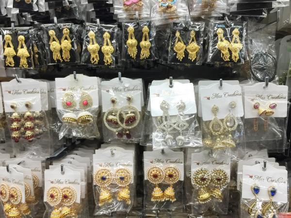 シンガポールで24時間営業のムスタファセンターでお土産探し