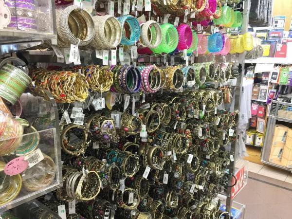 シンガポールで24時間営業のムスタファセンターでお土産探し