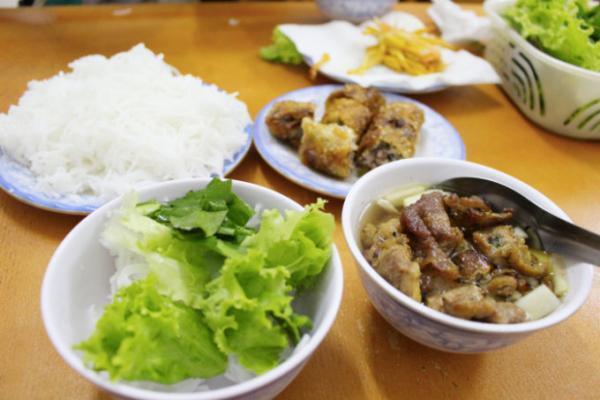 ホーチミンの人気店！思わずハマる旨さのブンチャー専門店