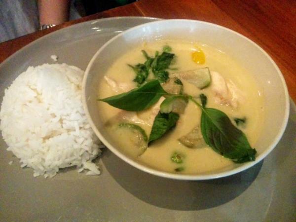 オシャレなカフェレストラン「Sit and Wonder」でリーズナブルなタイ料理を