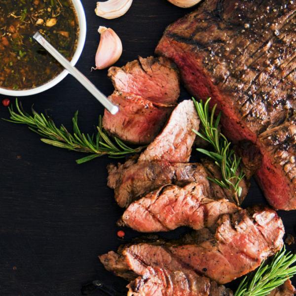 プーケットのビーチフロントで熟成肉を楽しめる「ボートハウス ワイン＆グリル」