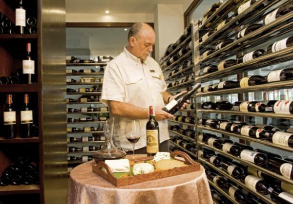 プーケットのビーチフロントで熟成肉を楽しめる「ボートハウス ワイン＆グリル」