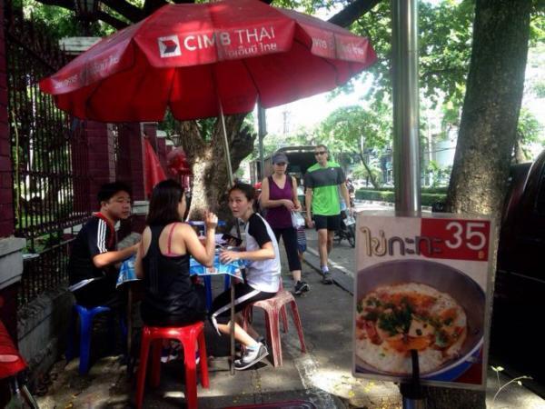 バンコク・ルンピニ公園の屋台でローカル朝ごはんを満喫しよう！