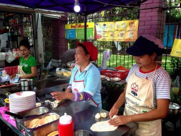バンコク・ルンピニ公園の屋台でローカル朝ごはんを満喫しよう！