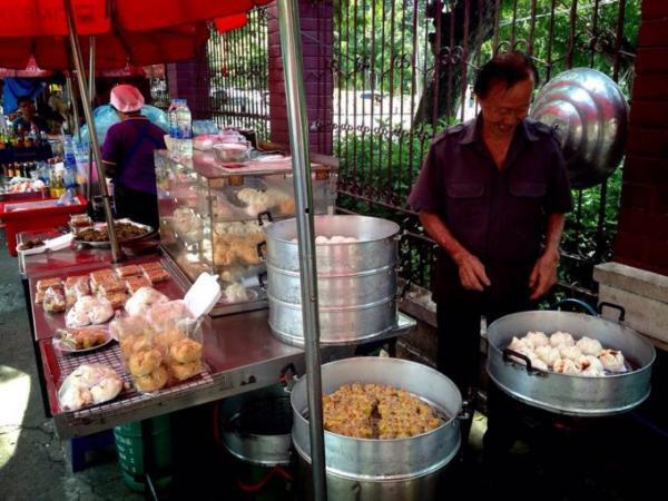 バンコク・ルンピニ公園の屋台でローカル朝ごはんを満喫しよう！