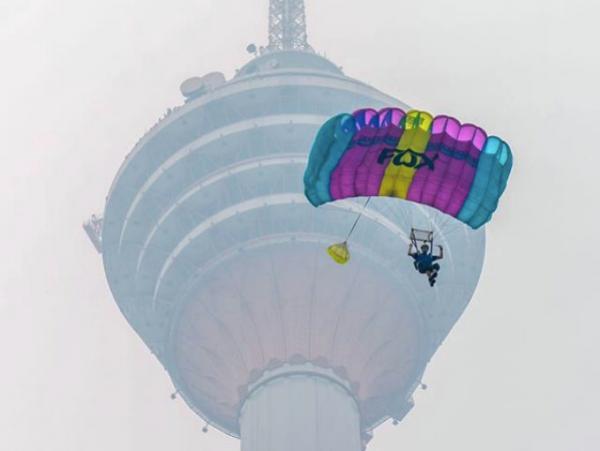 クアラルンプール「KLタワー」からジャンプ！？スカイダイビングイベント開催