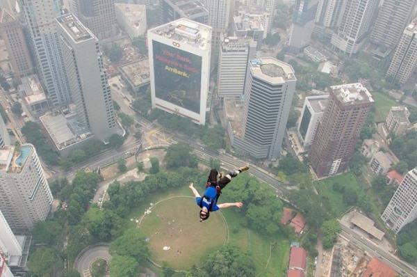 クアラルンプール「KLタワー」からジャンプ！？スカイダイビングイベント開催