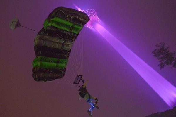 クアラルンプール「KLタワー」からジャンプ！？スカイダイビングイベント開催