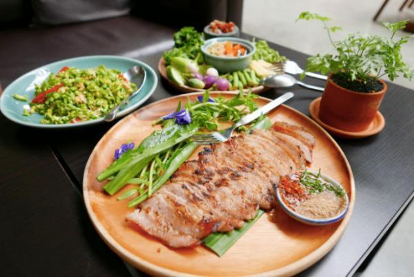 倉庫をリノベーションしたバンコクで話題のタイ料理レストラン