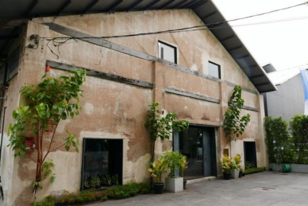 倉庫をリノベーションしたバンコクで話題のタイ料理レストラン