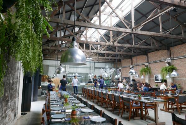 倉庫をリノベーションしたバンコクで話題のタイ料理レストラン