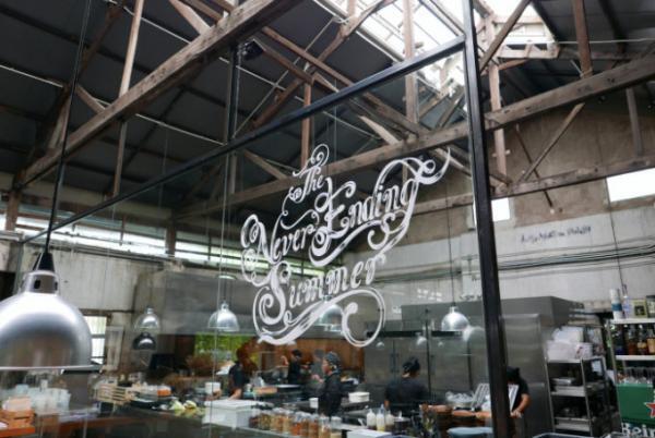 倉庫をリノベーションしたバンコクで話題のタイ料理レストラン