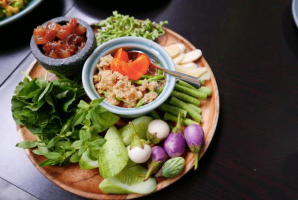 倉庫をリノベーションしたバンコクで話題のタイ料理レストラン