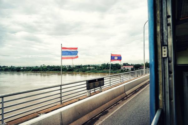 国境を越えて 〜メコンを越えるわずか15分の国際列車〜