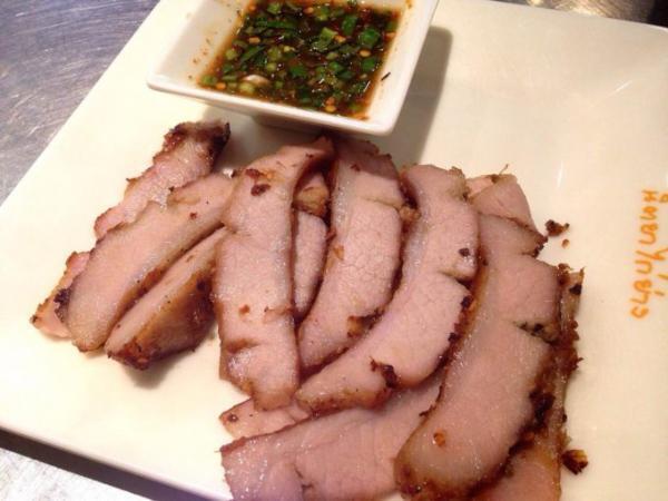 ローカルの行列が耐えない人気店！「ニッタヤガイヤーン」の絶品ガイヤーン