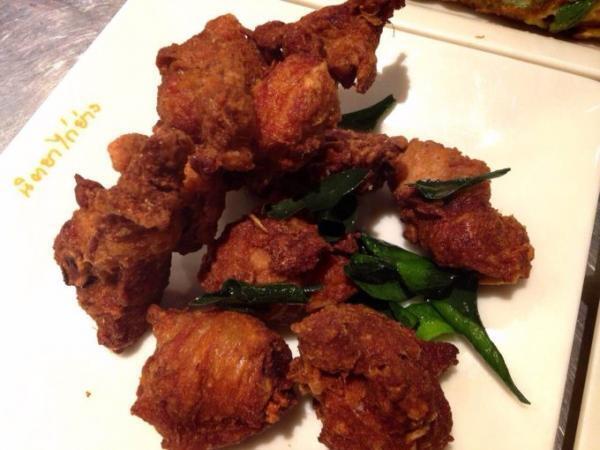 ローカルの行列が耐えない人気店！「ニッタヤガイヤーン」の絶品ガイヤーン