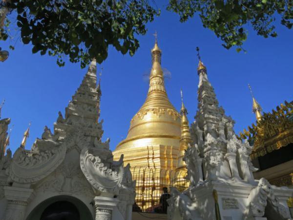 ヤンゴンのパワースポット「9大“ジー”」参りで満願成就