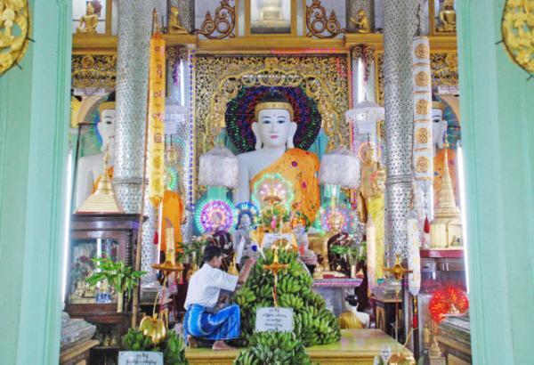 ヤンゴンのパワースポット「9大“ジー”」参りで満願成就