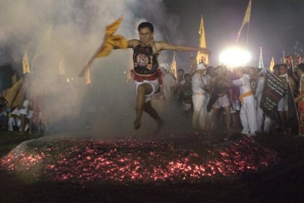 タイの奇祭！菜食と苦行の祭り「プーケット・ベジタリアン・フェスティバル」