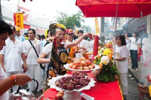 タイの奇祭！菜食と苦行の祭り「プーケット・ベジタリアン・フェスティバル」