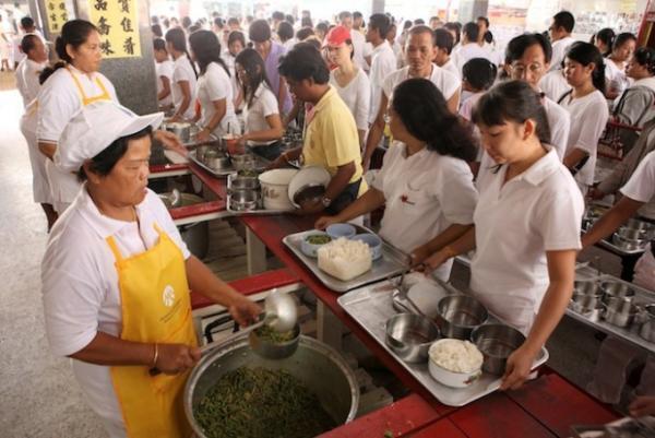 タイの奇祭！菜食と苦行の祭り「プーケット・ベジタリアン・フェスティバル」