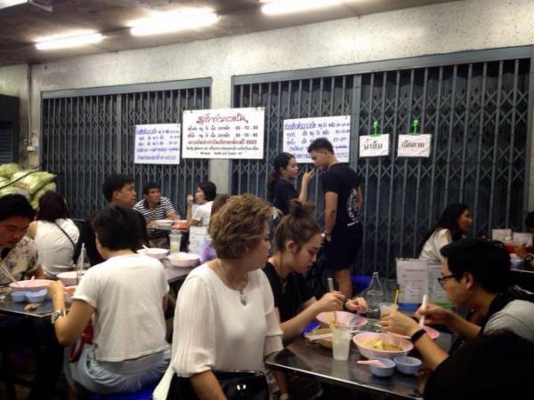 ローカル超人気店！庶民の味「スキー」を食べるなら「Maverick Suki」へ