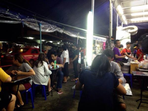 ローカル超人気店！庶民の味「スキー」を食べるなら「Maverick Suki」へ