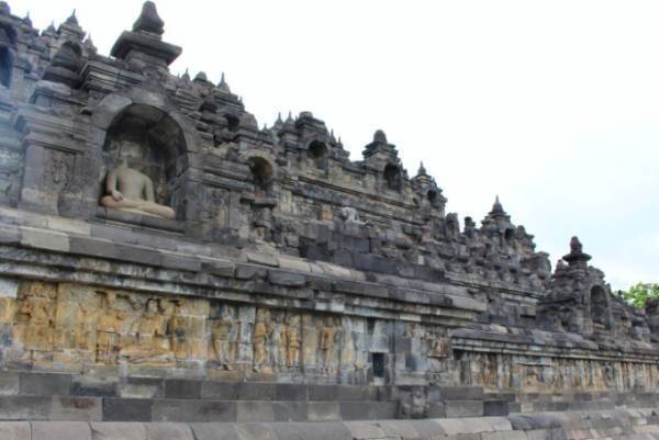 “世界の七不思議”にも選ばれた世界遺産「ボロブドゥール遺跡」