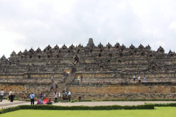 “世界の七不思議”にも選ばれた世界遺産「ボロブドゥール遺跡」