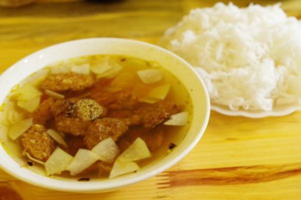 肉たっぷりで満足度高め！ハノイで人気のブンチャー専門店「Bun Cha Ta」