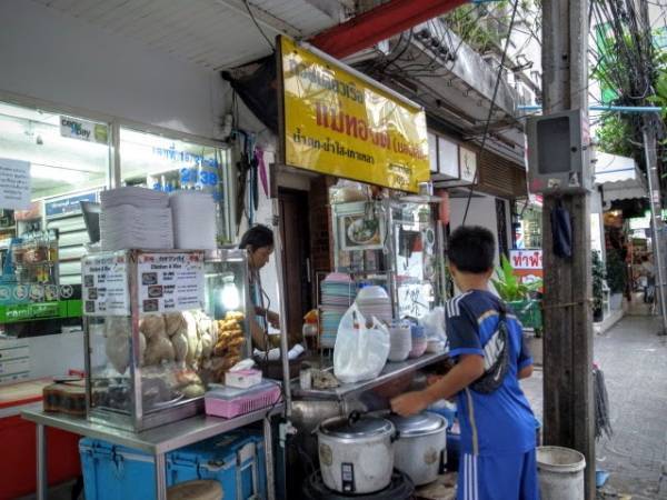 バンコク、BTSアソーク駅近くの絶品カオマンガイ屋台