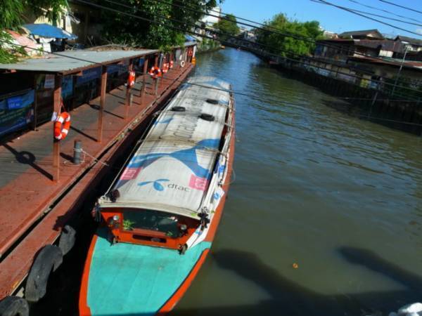 運河ボートで行くバンコクローカル散策！〜黄金の丘 参拝と絶品パッタイ〜