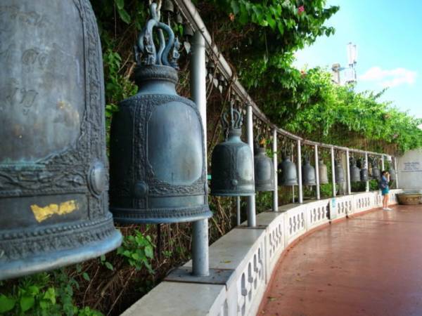 運河ボートで行くバンコクローカル散策！〜黄金の丘 参拝と絶品パッタイ〜