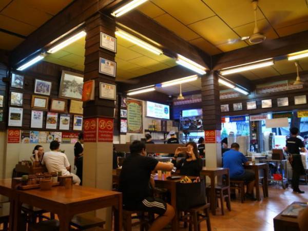 運河ボートで行くバンコクローカル散策！〜黄金の丘 参拝と絶品パッタイ〜