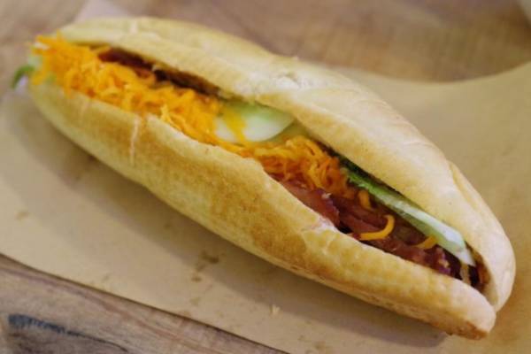 カリっと焼いたパンと具材の相性抜群！ハノイの人気バインミー店