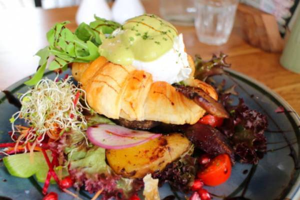 チェンマイの緑に囲まれた居心地の良いカフェ「RUSTIC & BLUE」