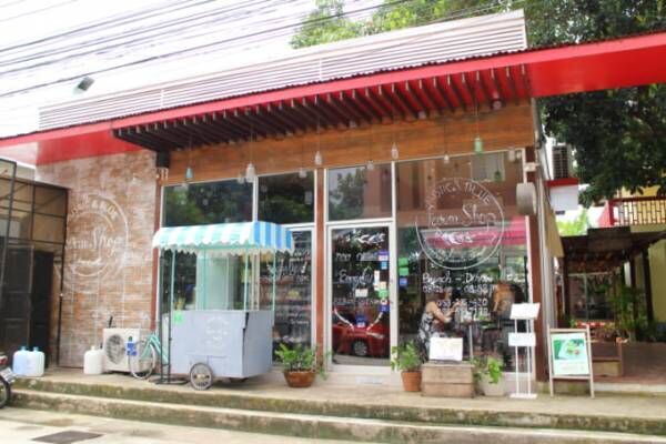 チェンマイの緑に囲まれた居心地の良いカフェ「RUSTIC &amp; BLUE」