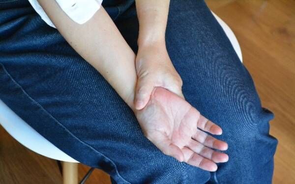 「指が痛くて物がつまめない！」痛みの正体は更年期障害で3つも病気を発症した！【体験談】
