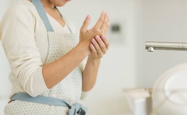 「痛みで指に力が入らない…」突然やってきた更年期障害の指の関節の痛みを克服！【体験談】