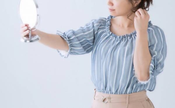 鏡を見る女性のイメージ