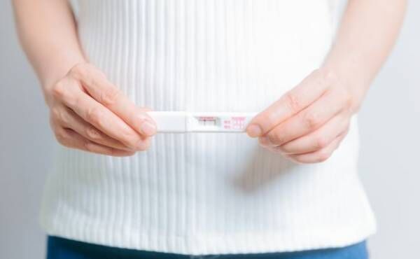 妊娠検査薬を持つ女性のイメージ